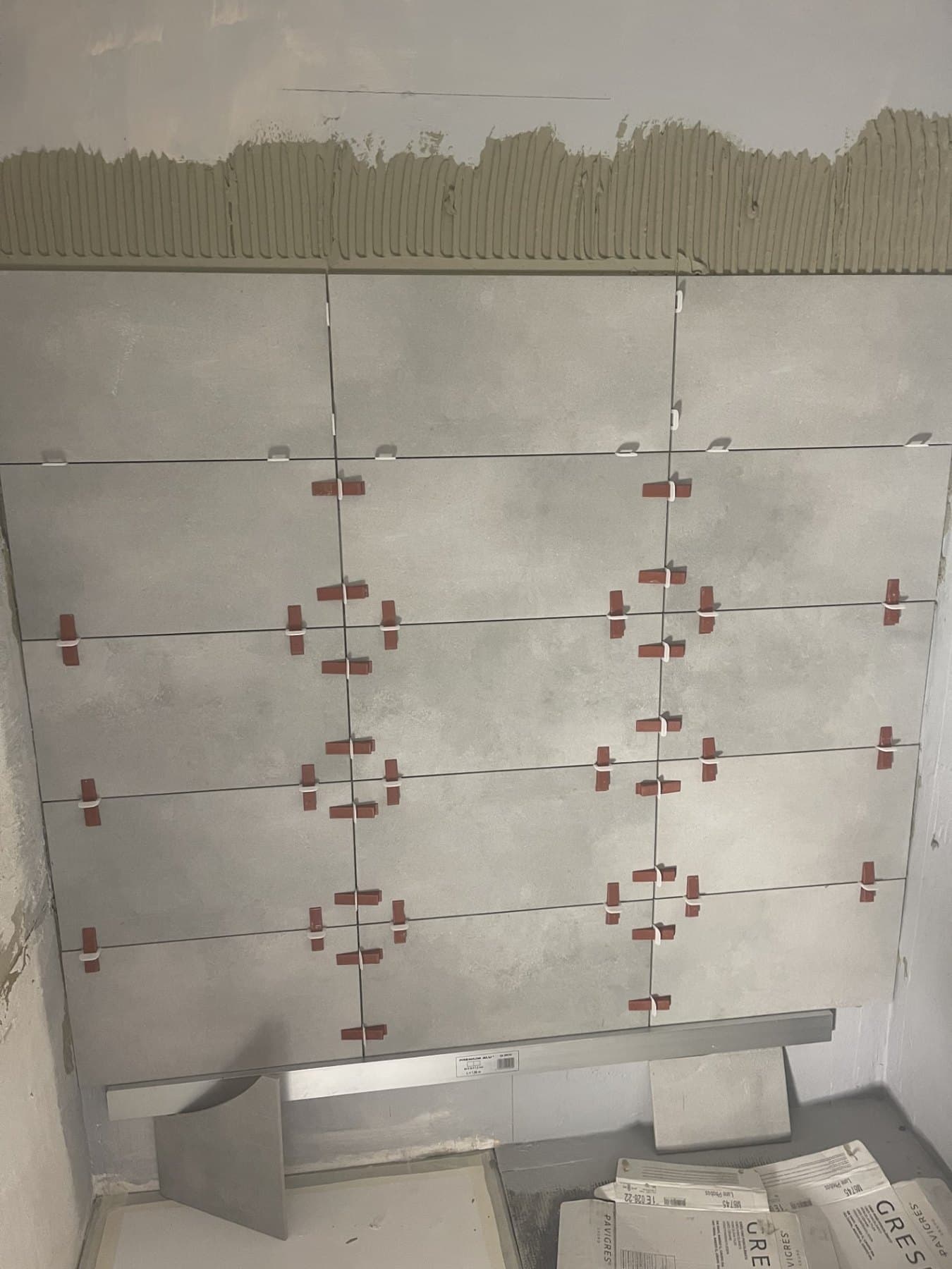 Douche à l'italienne carrelée dans une salle de bain rénovée par CP Renove