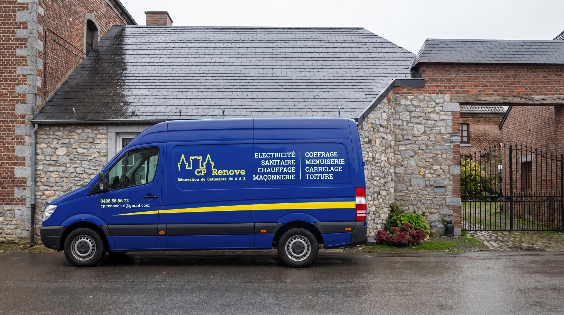 Camionnette CP Renove devant un chantier de rénovation d'une maison en pierre